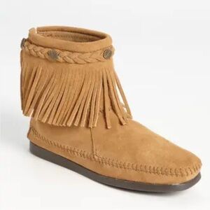 MINNETONKA Suede Fringed Tan  Moccasin styled  Booties w/rear zip women’s sz 9